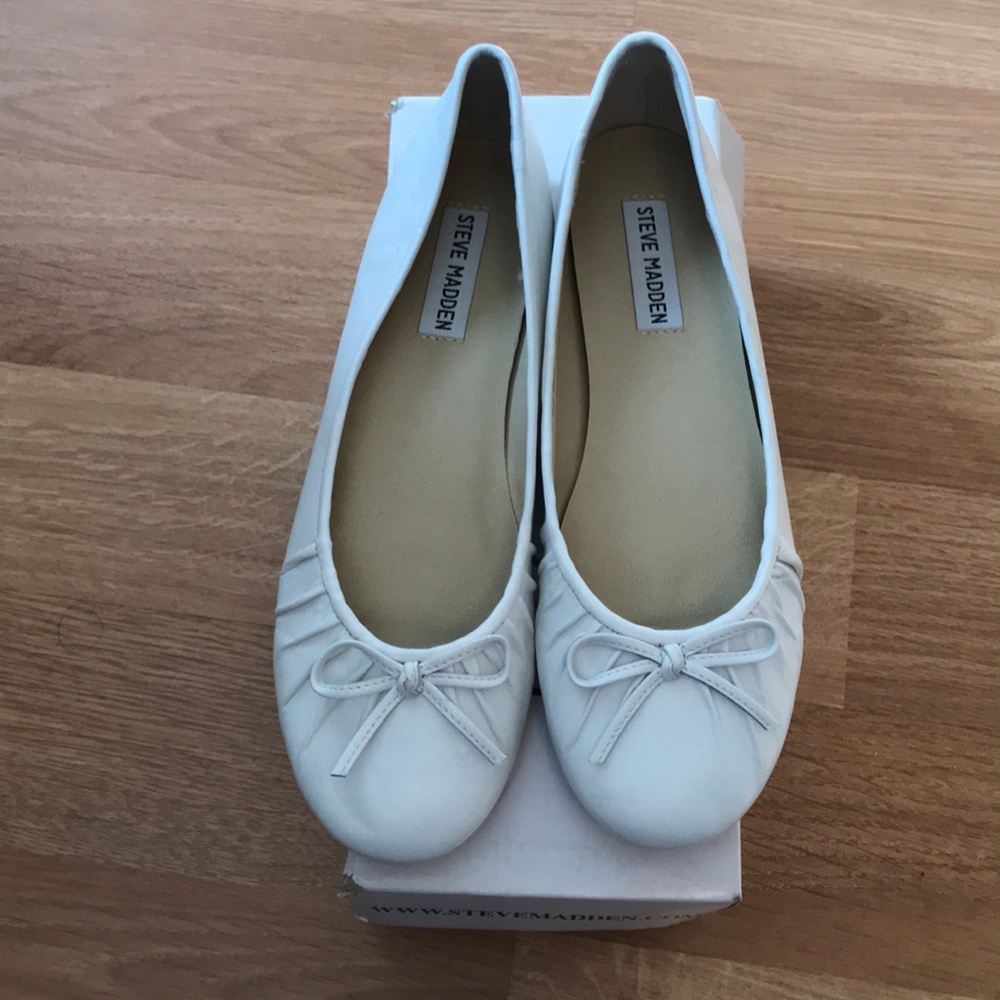 Brand new White Leather Steve Madden Flats Size8.5